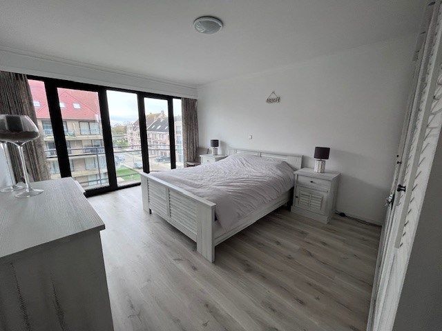 Zonnig appartement van maar liefst 105 m2 met twee slaapkamers MET zijdelings zeezicht  en  ZONNIG TERRAS aan de slaapkamers.   Super grote living !  foto 12