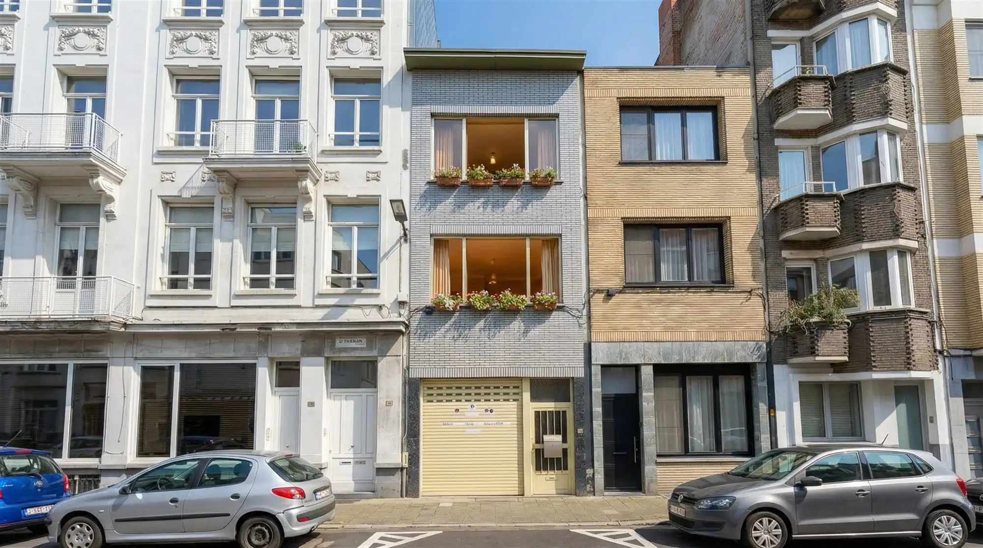 Bel-etagewoning met garage aan Sint-Andriesplaats. foto {{pictureIndex}}