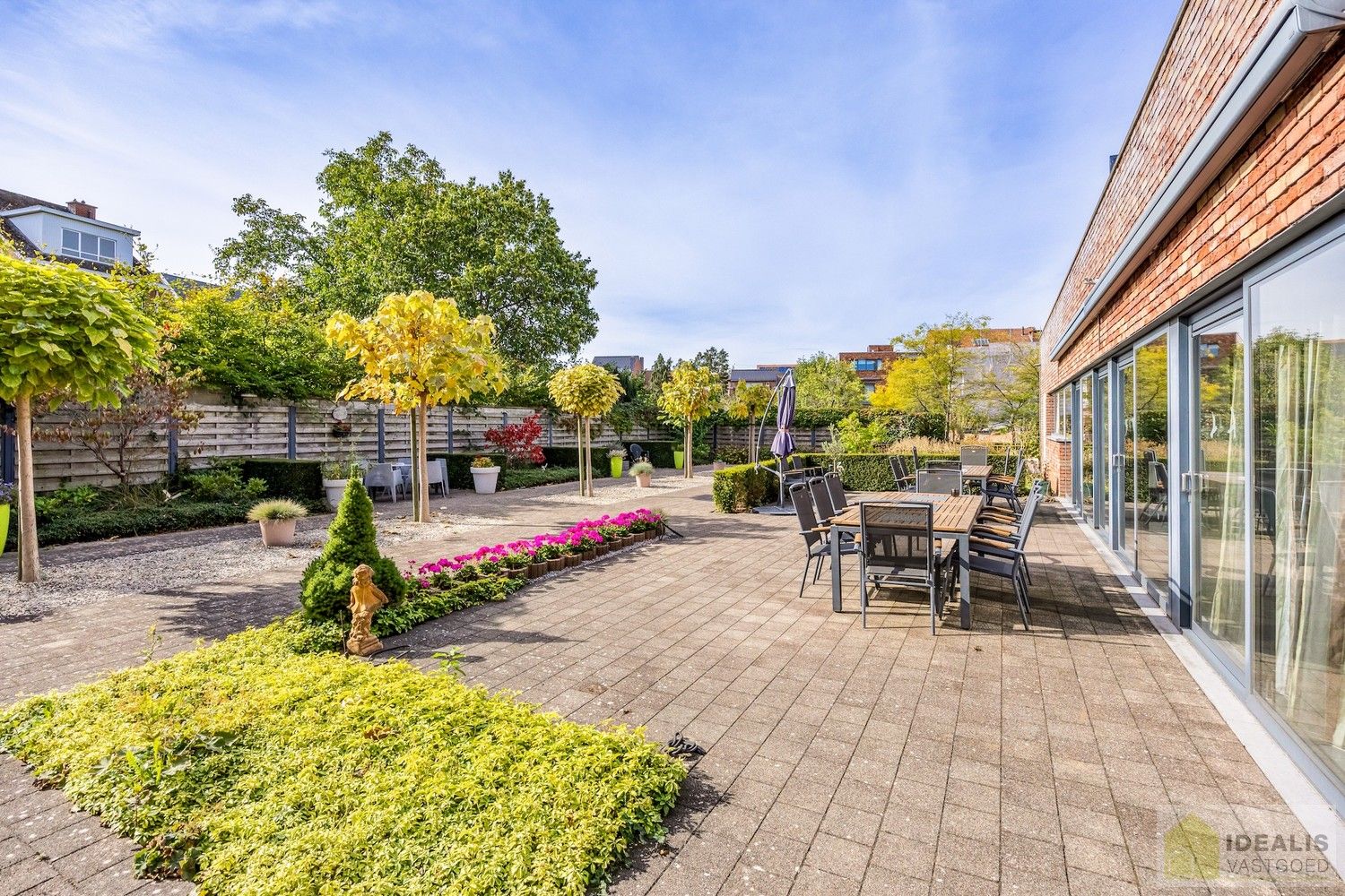 IDEALIS VASTGOED – HOOGWAARDIG AFGEWERKTE ASSISTENTIE-APPARTEMENT IN RESIDENTIE NUMA OP EEN TOPLOCATIE. Gelegen op de 2de verdieping met een bewoonbare oppervlakte van ca. 60m² biedt dit knappe assistentie-appartement een aangename leefruimte met aansluitend een zonnig overdekt terras, uitgeruste keuken en een ruime slaapkamer met veel lichtinval! Daarnaast kan er gebruik gemaakt worden van de talrijke gemeenschappelijke ruimtes en kan men aangenaam vertoeven in de prachtige gemeenschappelijke tuin, een oase van rust! foto 12