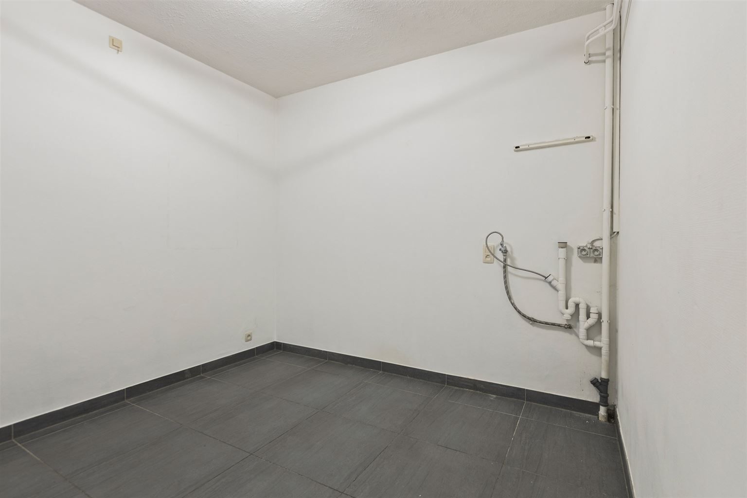 Instapklaar, gerenoveerd appartement met 3 slaapkamers, 2 terrassen en ruime garagebox gelegen op een toplocatie in het centrum van Maaseik, nabij de markt & met zicht op het Kerkplein. foto 15