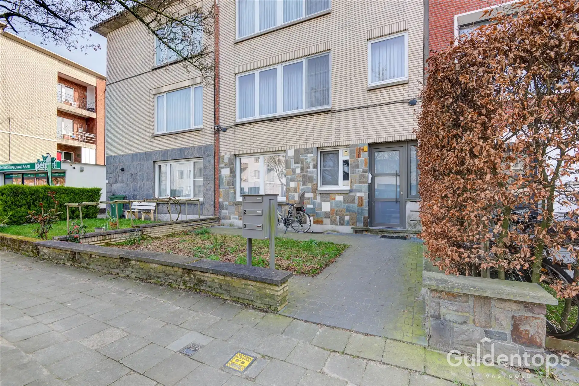 zeer goed gelegen ruim 2 slaapkamerappartement mét tuin foto 2