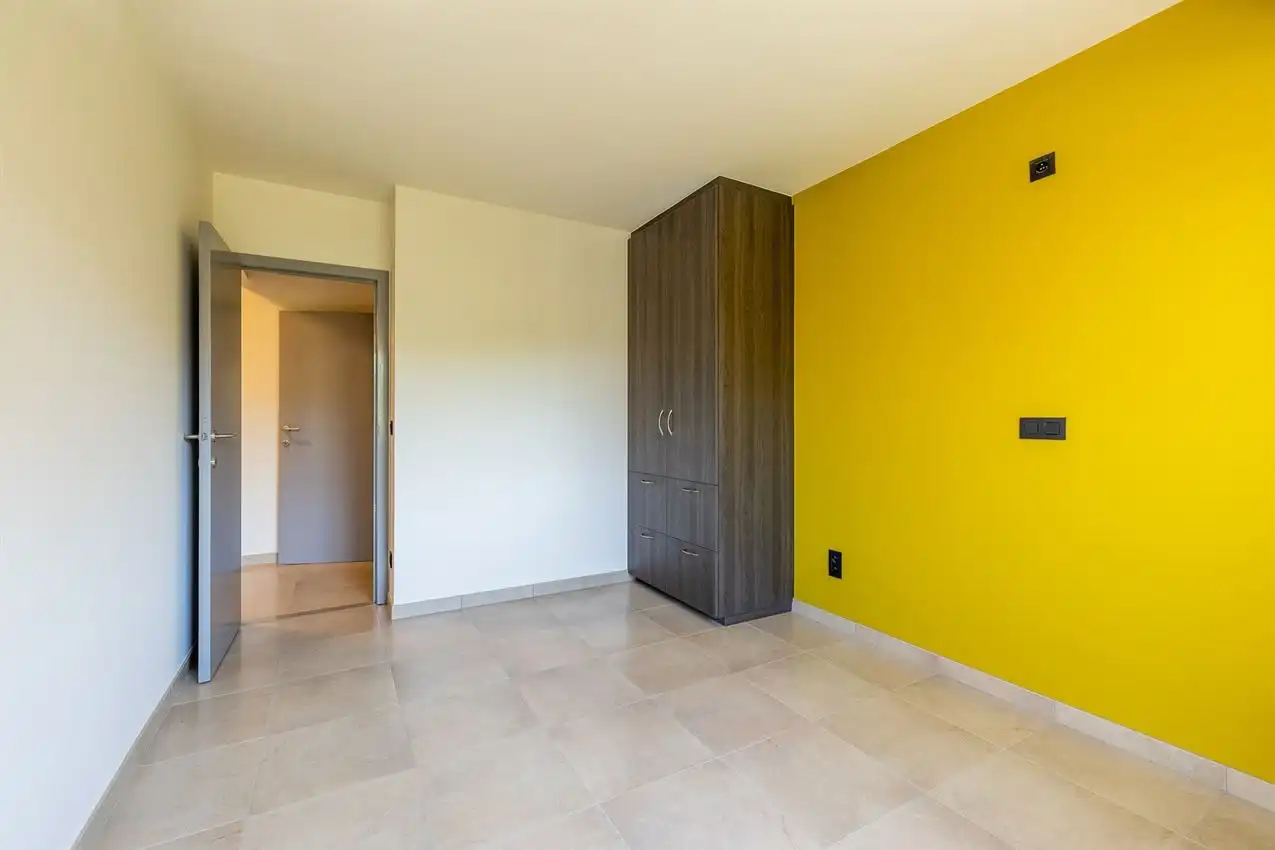 Vernieuwd app, twee slaapkamers, terras en garage foto 18