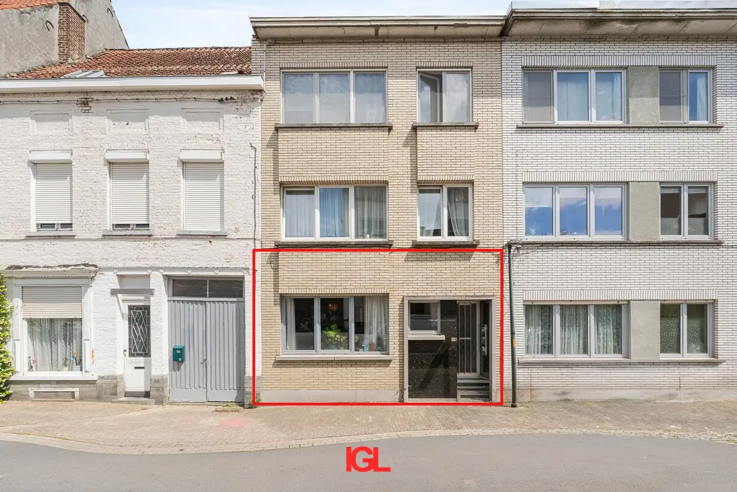 Gerenoveerd gelijkvloers appartement met 2 slaapkamers en garage. foto 2