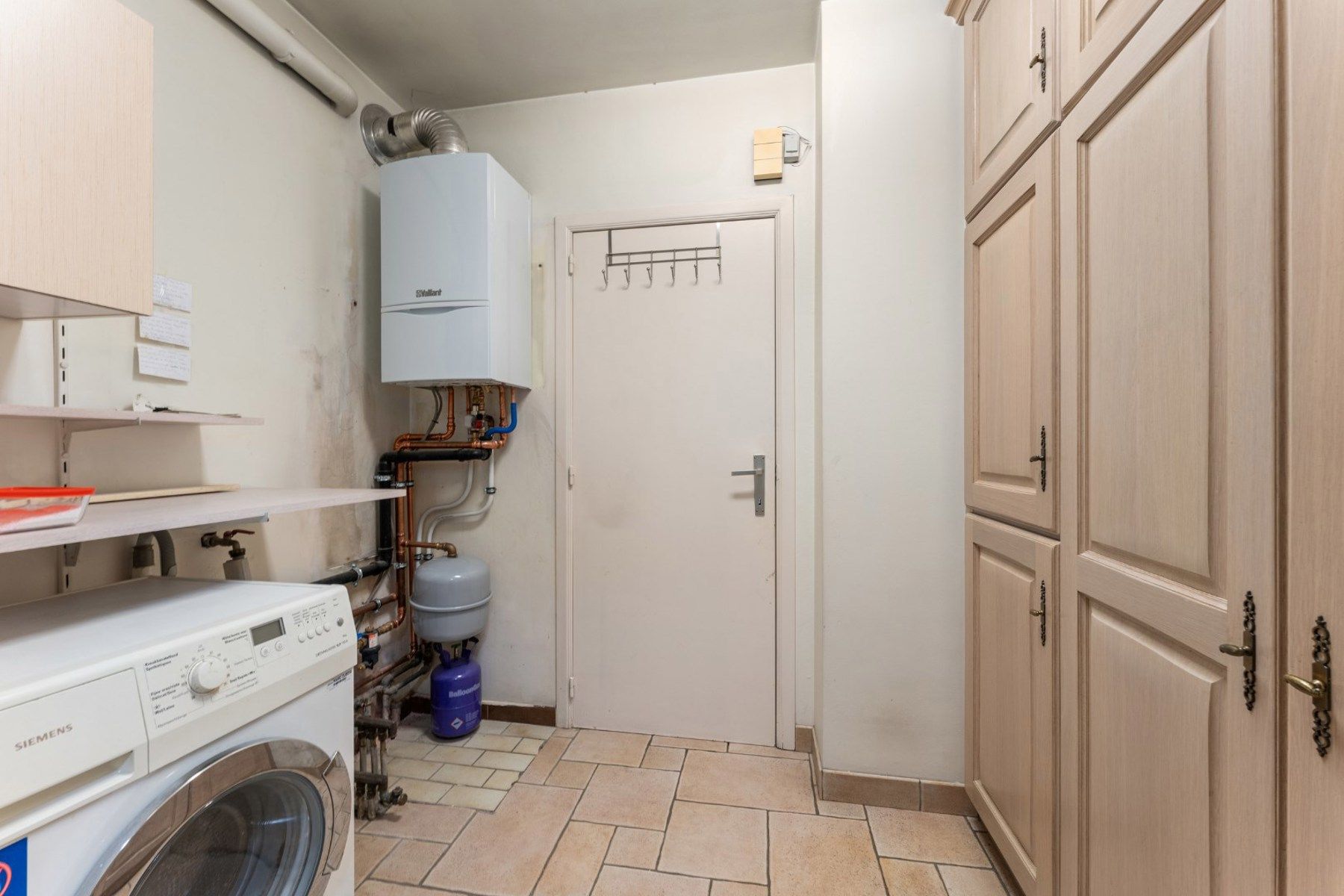 Ruim appartement met terras, lift en 3 slaapkamers in Izegem - bouwjaar 1978 - EPC-waarde 220.00 - Energielabel C - 119.00m² bewoonbare oppervlakte - 1 badkamer - 1 parkeerplaats foto 10