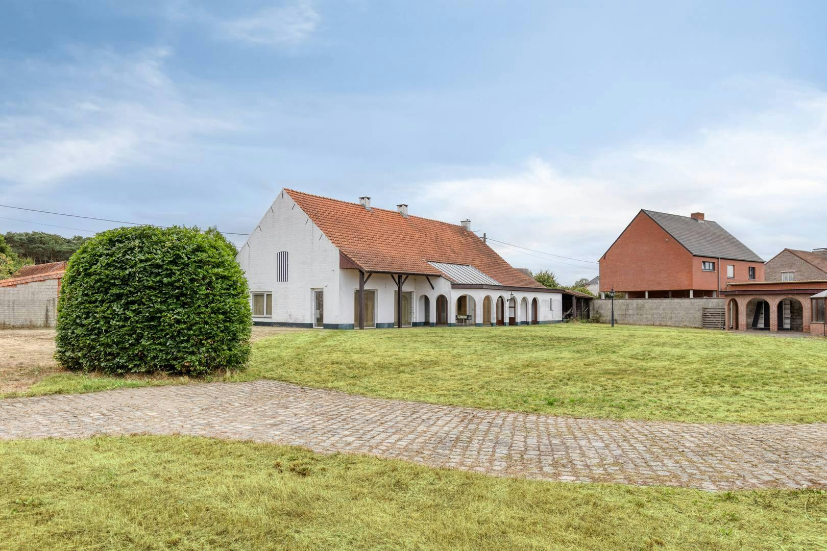 Te renoveren hoeve te koop in Lichtaart op ruim perceel foto 2