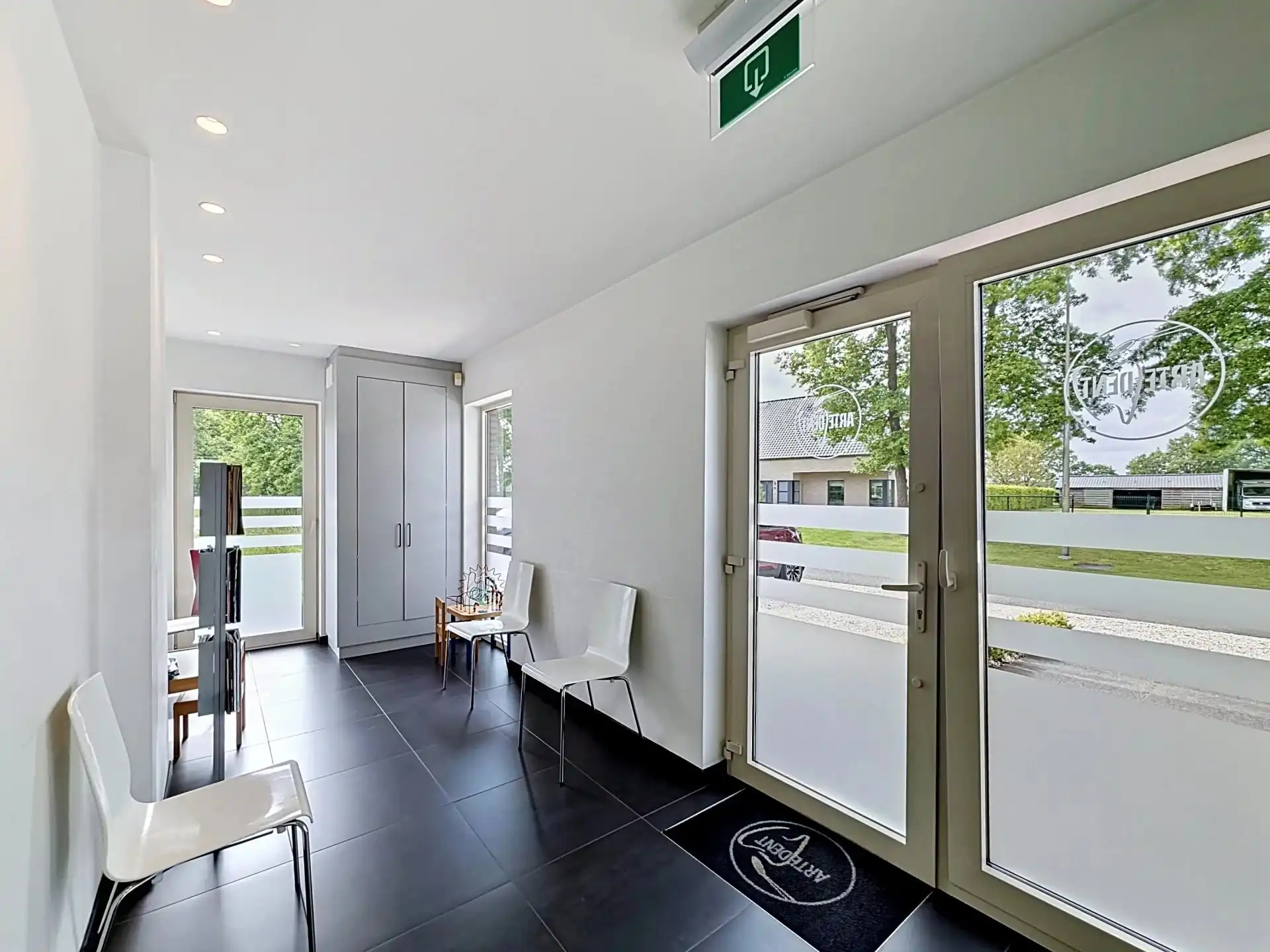 Moderne woning met 3 slaapkamers en praktijk of kantoorruimte op mooi perceel foto 3