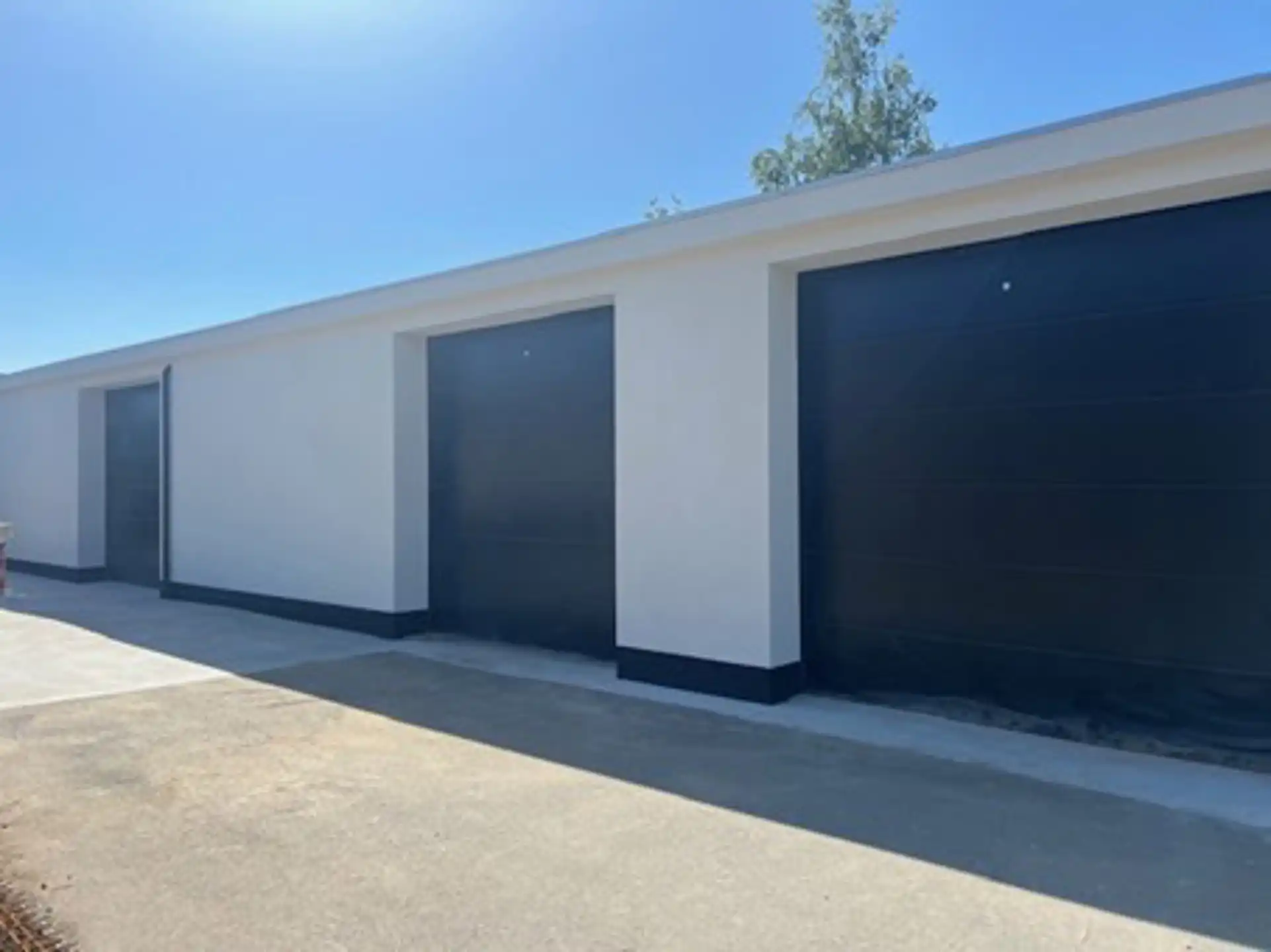 Volledig vernieuwd bedrijfsgebouw met kantoren en magazijnen foto 2