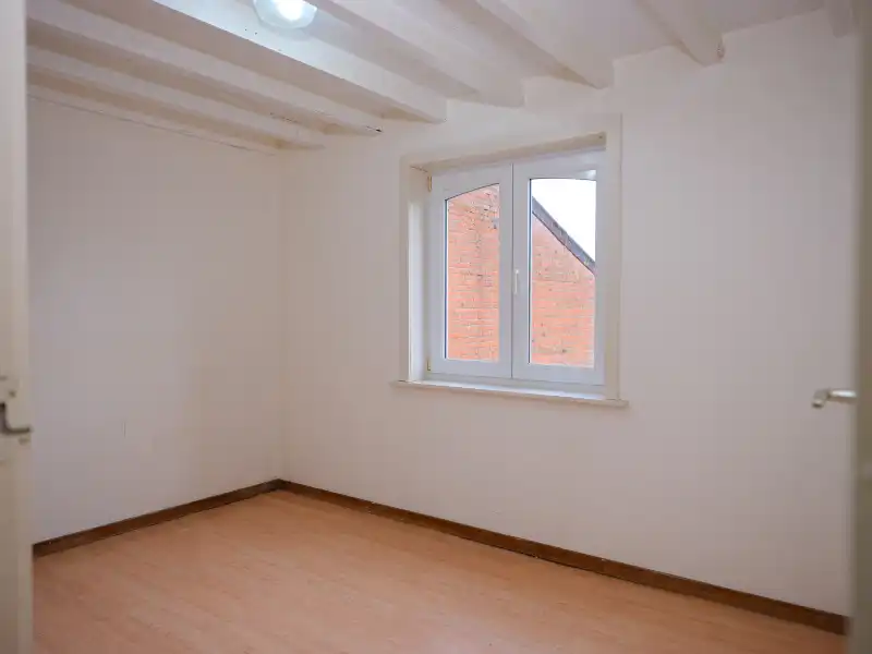 Moorslede-centrum. Gezellige te renoveren rijwoning met koer als starter of als investering. 4 slaapkamers.  Te koop via het opbod systeem van COVAST. foto 16