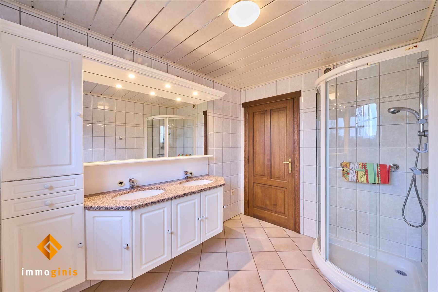 Zeer goed onderhouden woning met 2 slpks (+ mog. tot 2 à 3 extra kamers), overdekt terras en mooie tuin! foto 7