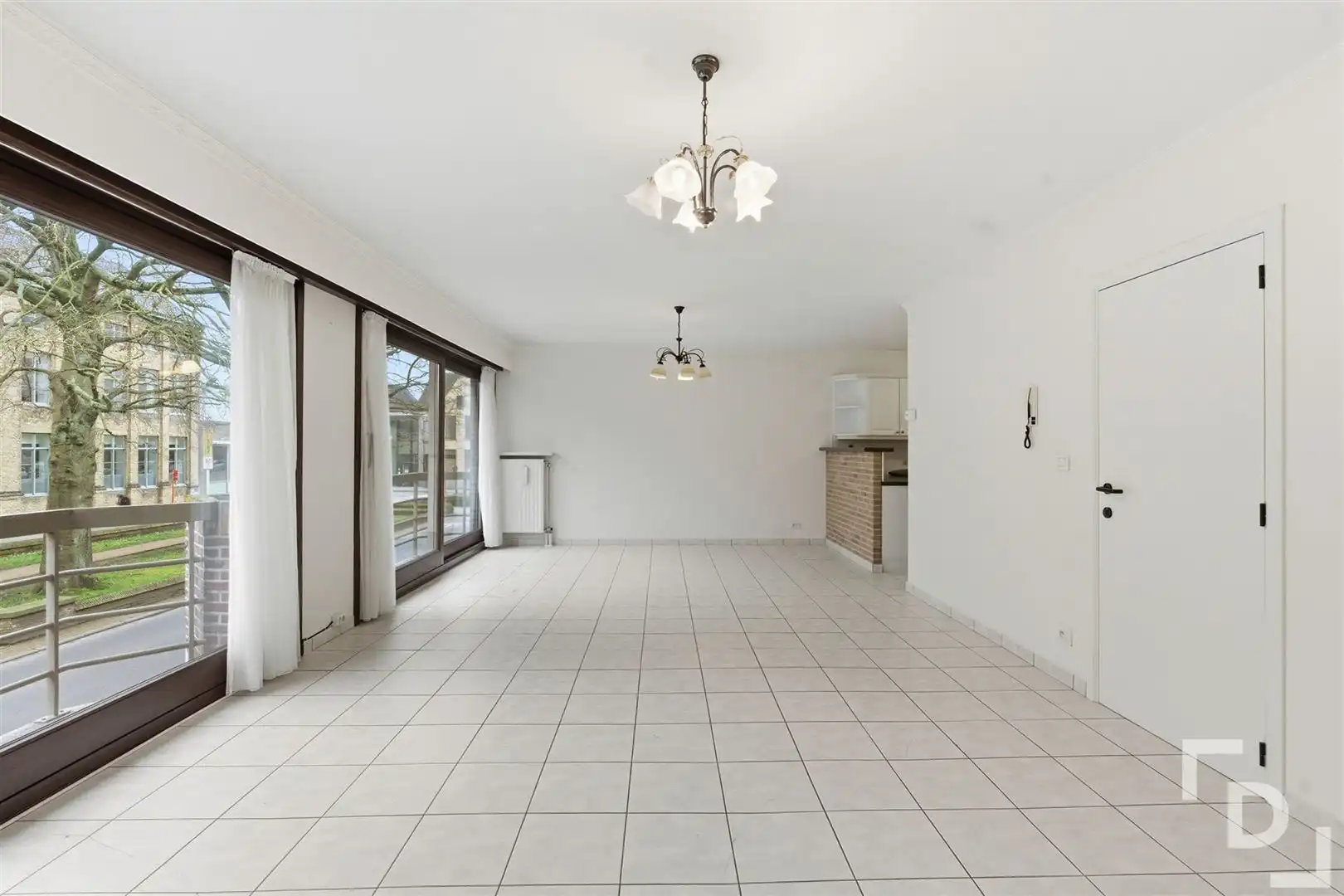 Appartement met 2 slaapkamers en garage te koop in centrum Poperinge. foto 4