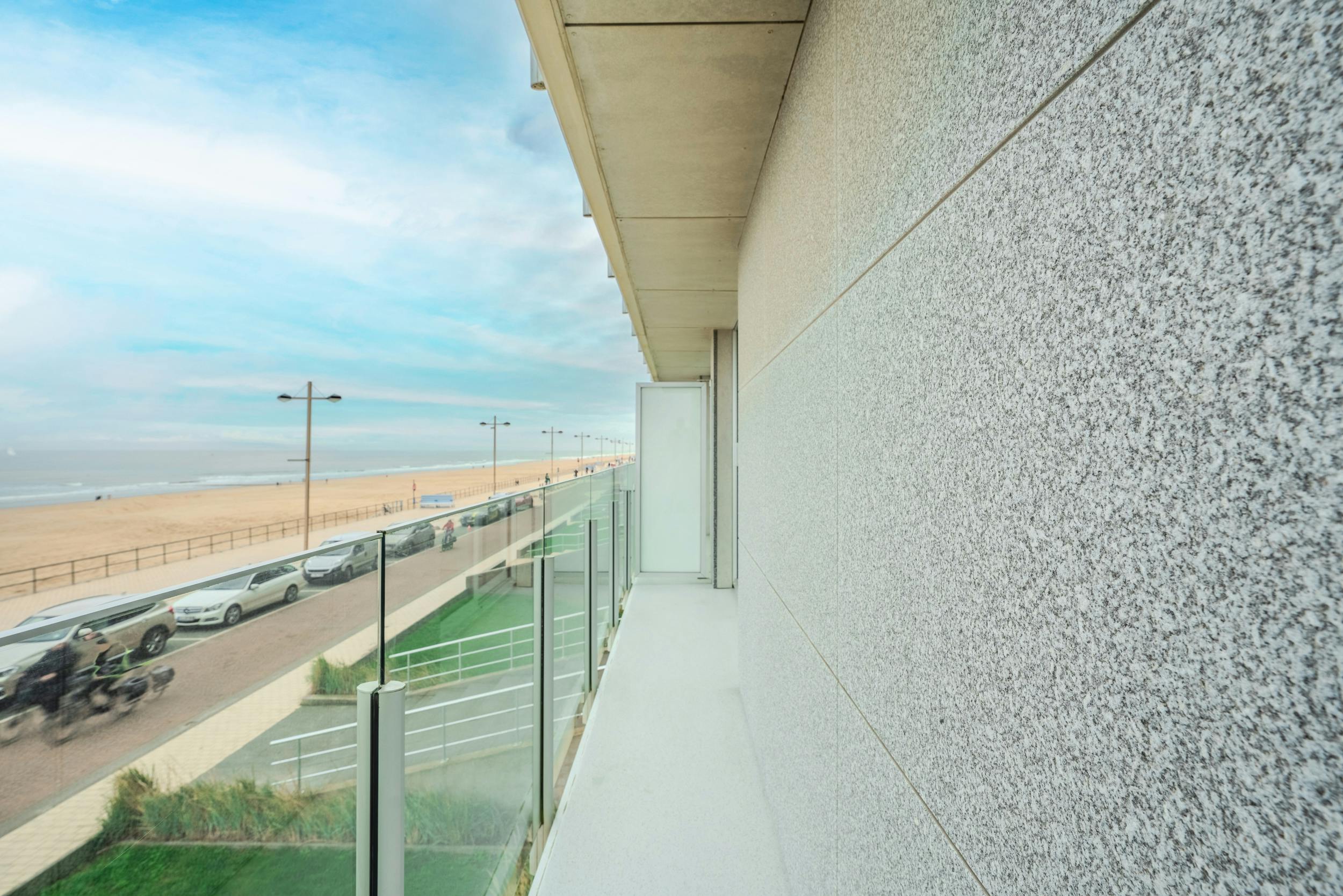 Instapklaar hoekappartement met frontaal zeezicht te koop! foto 4