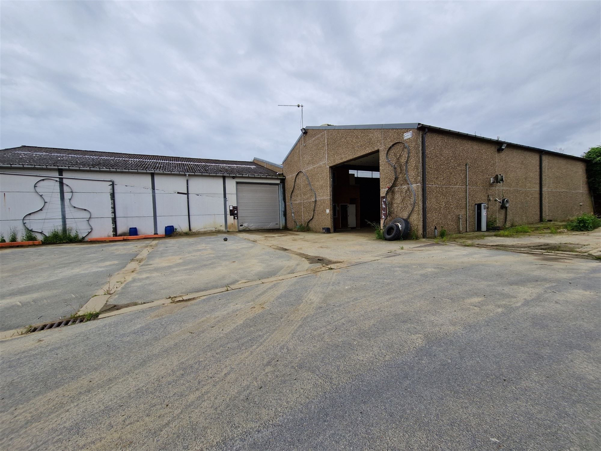 Bedrijfsgebouw met kantoorruimte en loodsen van ca. 2900 m² foto 2