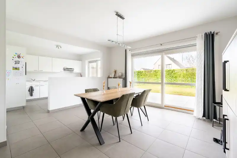 Halfopen bebouwing met praktische indeling in rustige woonwijk foto 5