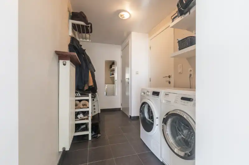 Ruime, luxueus ingerichte woning met 3 slaapkamers, grote garage (klein magazijntje), grote tuin...(energielabel D, zonnepanelen,...) foto 10