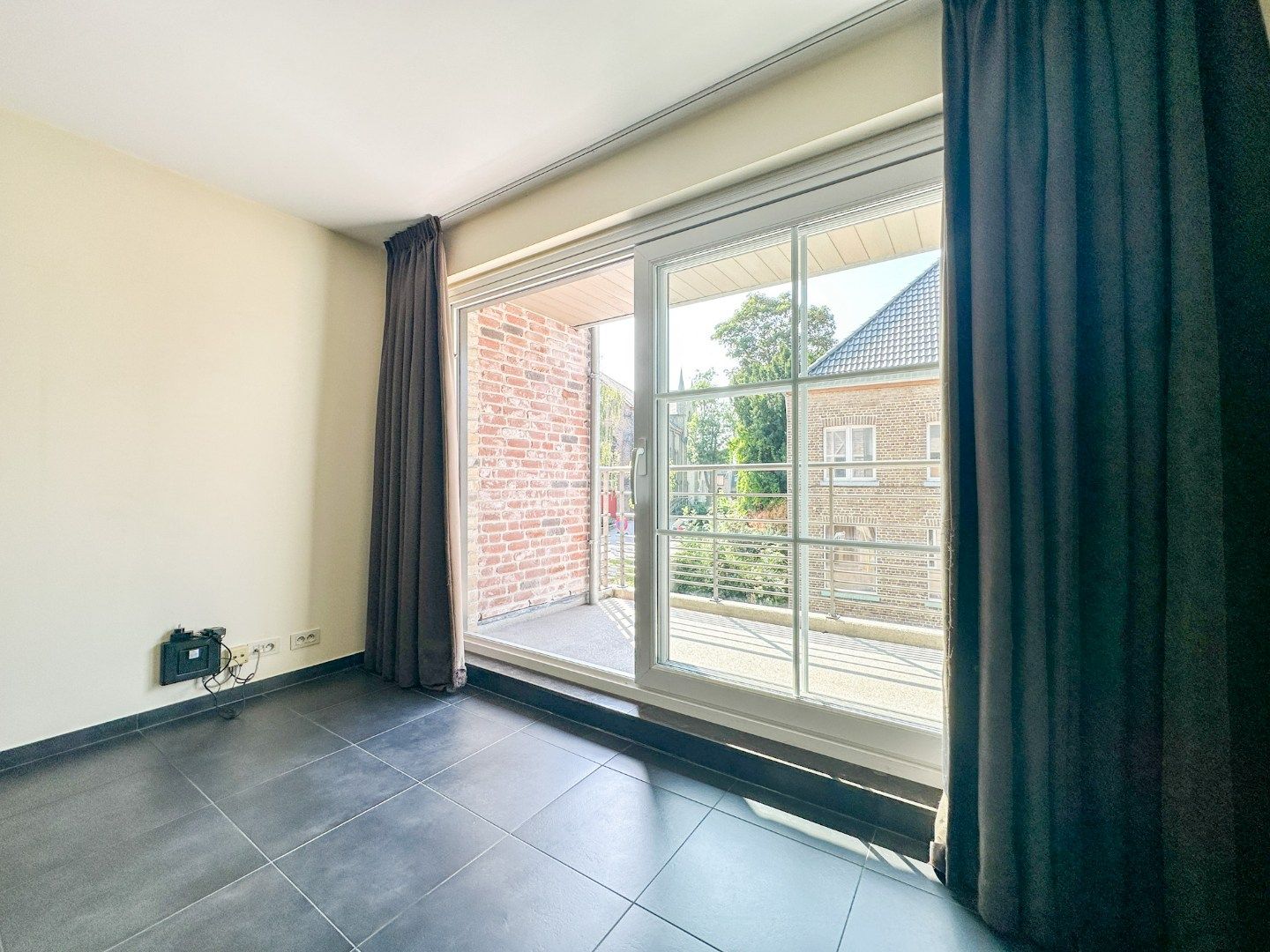 Instapklaar energiezuinig appartement hartje Eernegem, met zonnig terras en garage, topligging. foto 5