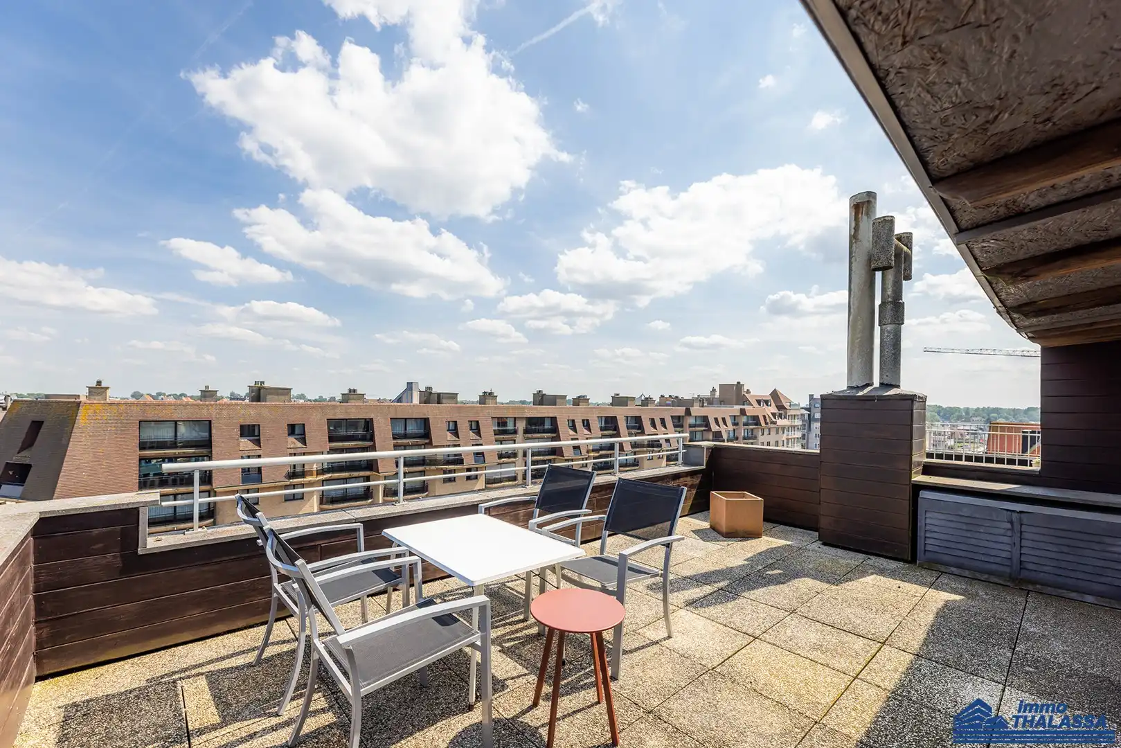 Gemeubeld appartement met extra studio foto 3