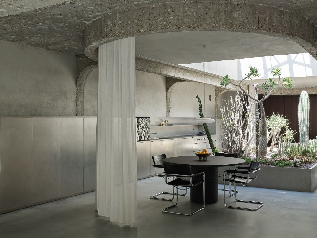 Uniqum - Architectuur tot op haar essentie. Een bijzonder doordacht brutalistisch appartement met tuin op een gegeerde locatie nabij het Sint-Pietersstation. foto 10