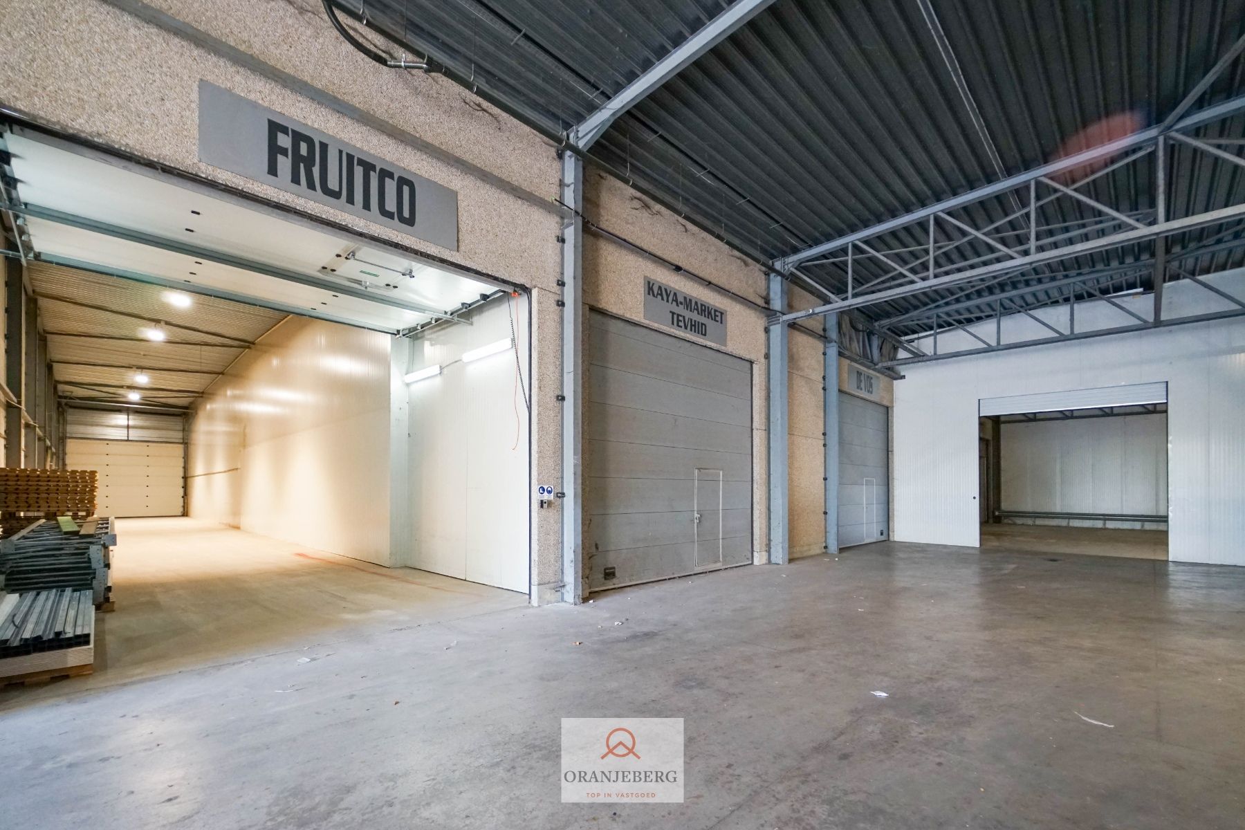 Groot magazijn (221m²) Te Huur met hoge bereikbaarheid vlakbij R4 foto 5