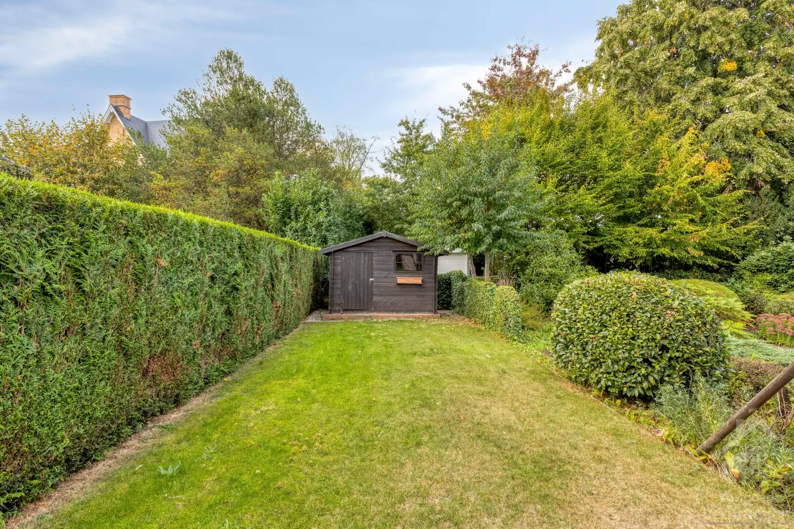 Ruime bungalow met 3 slaapkamers, bureau en dubbele garage foto 19