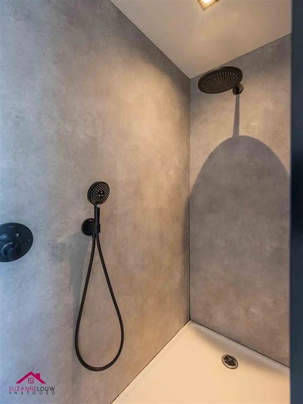 Instapklare woning met handelsruimte in gesloten bebouwing foto 32