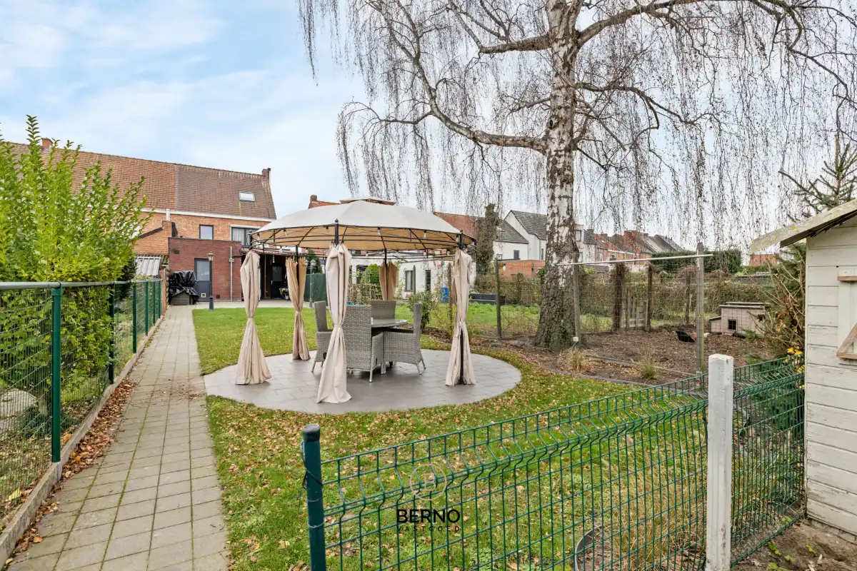 Ruime, gerenoveerde woning met knappe tuin foto 16