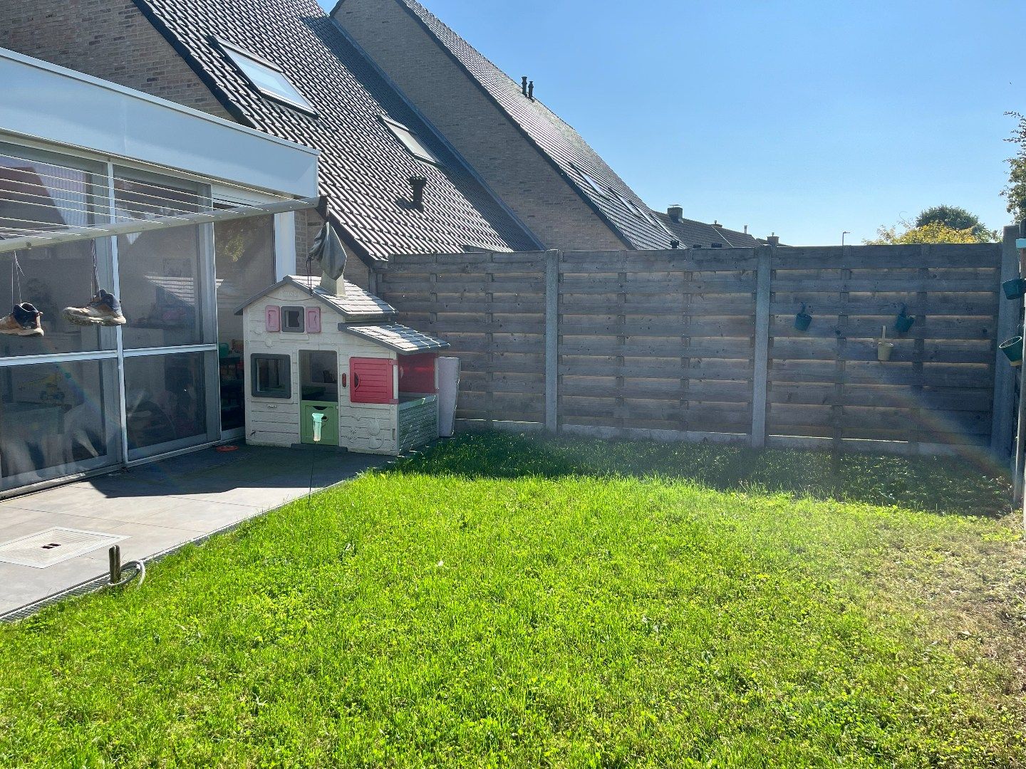 Centraal gelegen, lichtrijke woning met drie slaapkamers en garage foto 15
