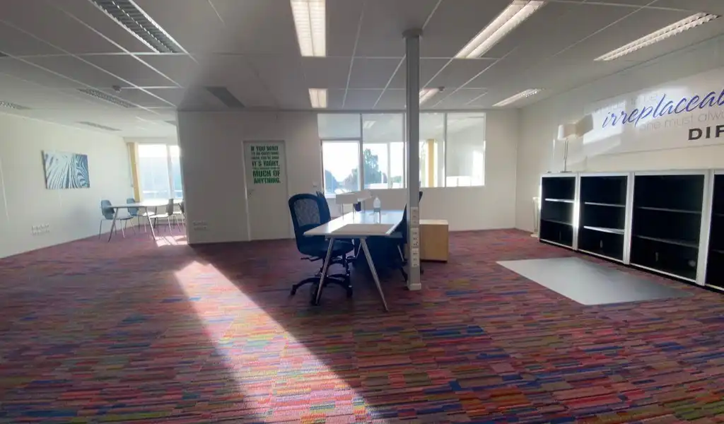 Instapklaar kantoor te huur in Brandstraat, Lokeren foto 9