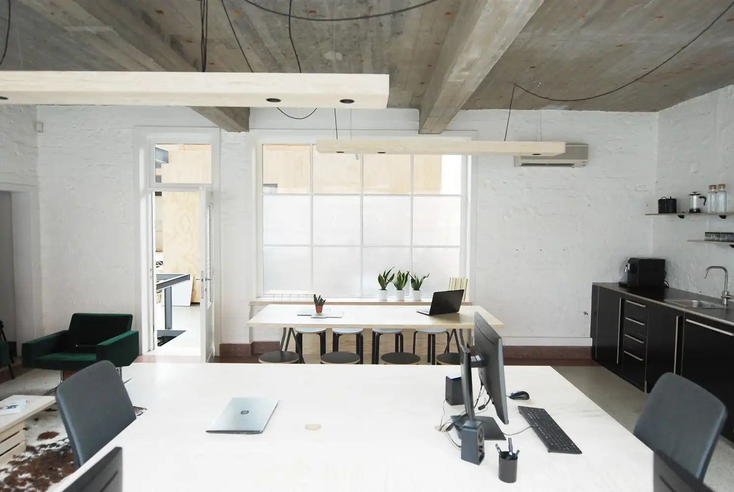 Industrieel kantoor in coworking setting foto 2