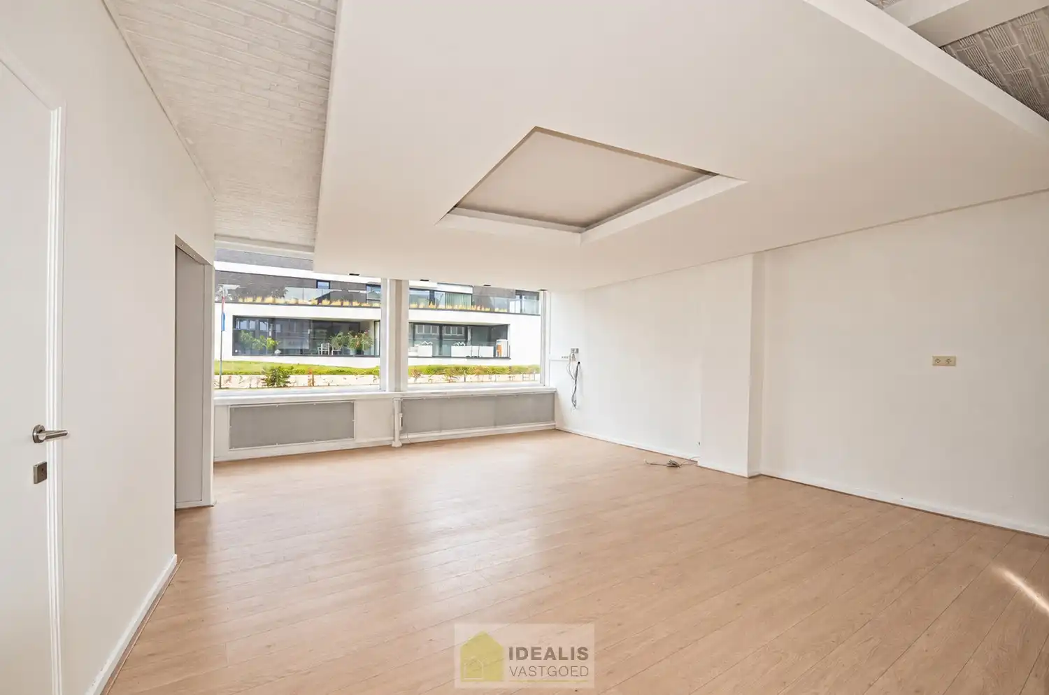 IDEALIS VASTGOED - HANDELSRUIMTE OP EEN ZEER GUNSTIGE COMMERCIËLE ZICHTLOCATIE IN HET CENTRUM VAN BERINGEN! Deze handelsruimte van + - 158m² is gelegen langs de Scheigoorstraat  in het centrum van Beringen waardoor het een toplocatie is. Bovendien is er ruim voldoende privatieve parkeergelegenheid voor de handelsruimte. Gemakkelijk te bereiken te voet, per auto én openbaar vervoer en gelegen op een absolute zichtlocatie! foto 8