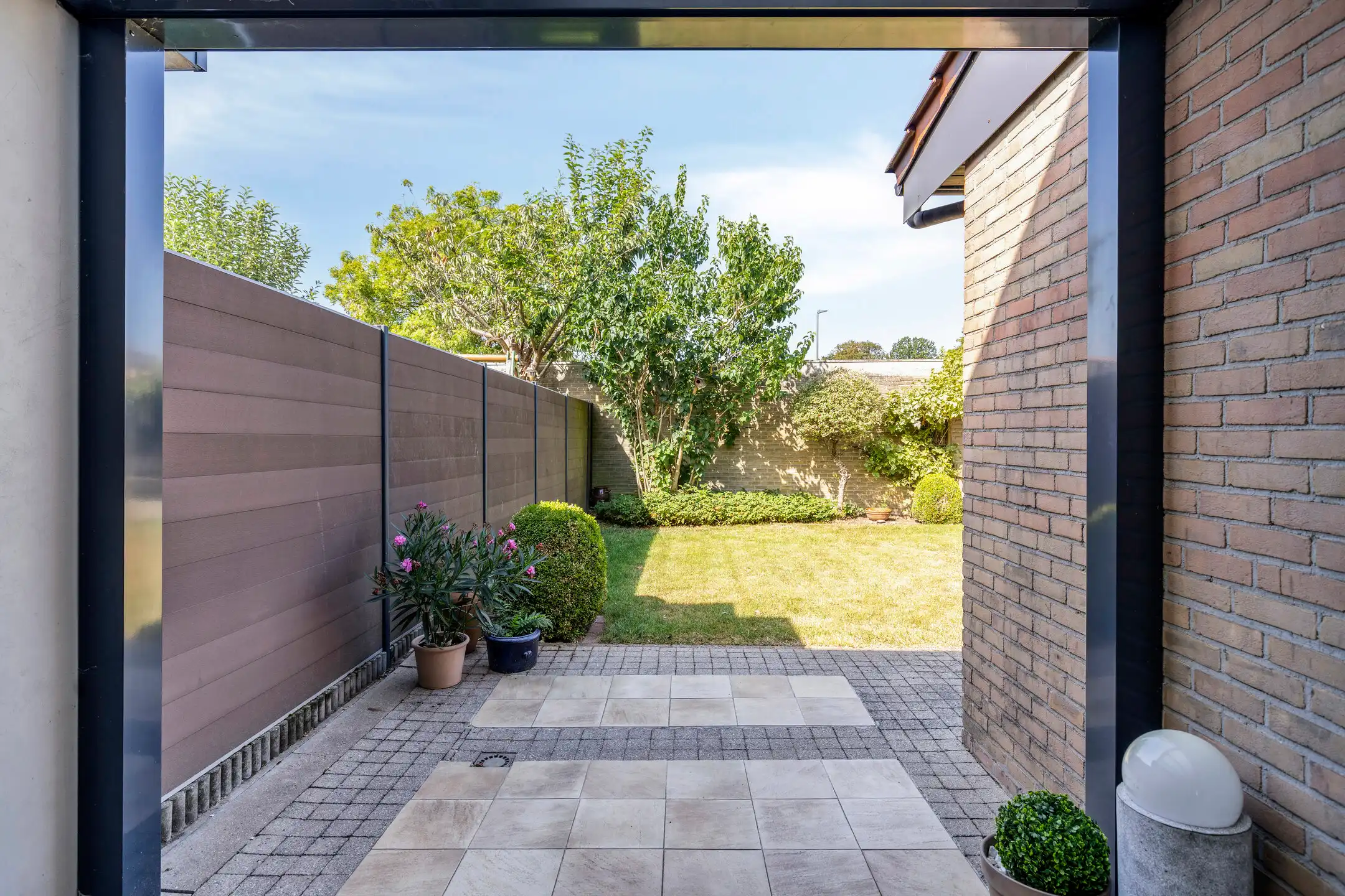 Lichtrijke 3-gevelwoning met garage op uitstekende locatie! foto 2