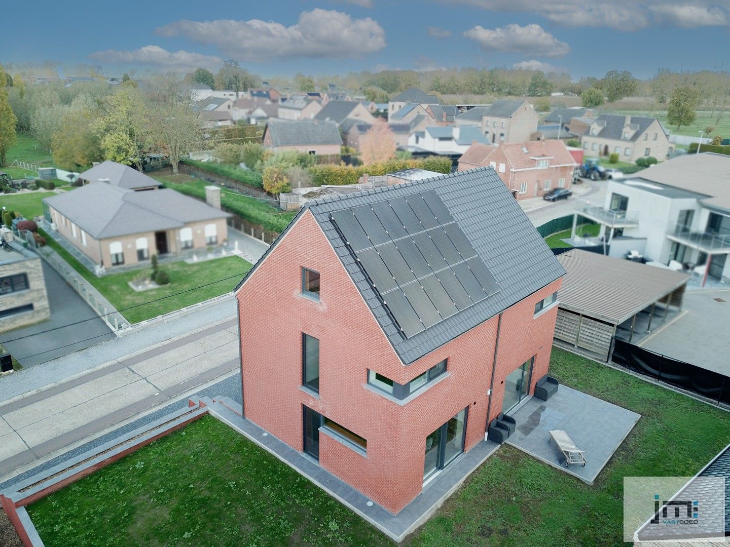 Ruime moderne woning met grote kelder foto 2