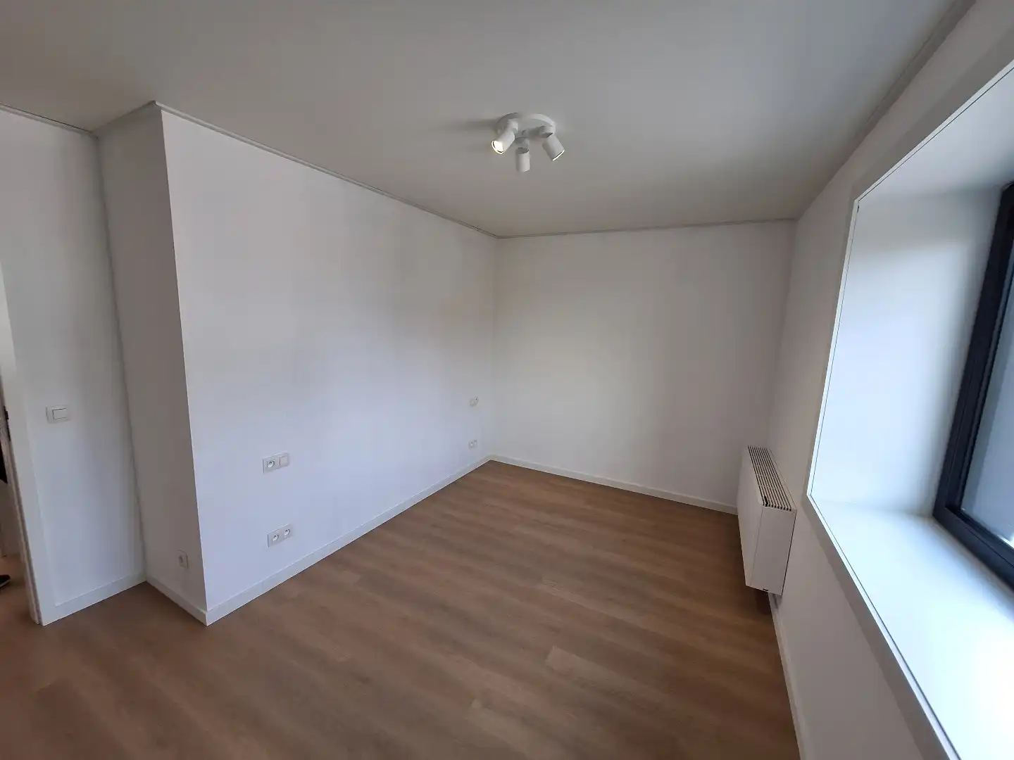 Gerenoveerde woning met 3 slaapkamers, diepe tuin en private parkeerplaats foto 11