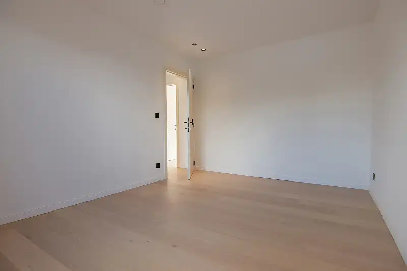 Geslaagde totaalrenovatie met 4 slaapkamers, 2 badkamers, zonnig terras, omheinde tuin en toegang achteraan foto 16