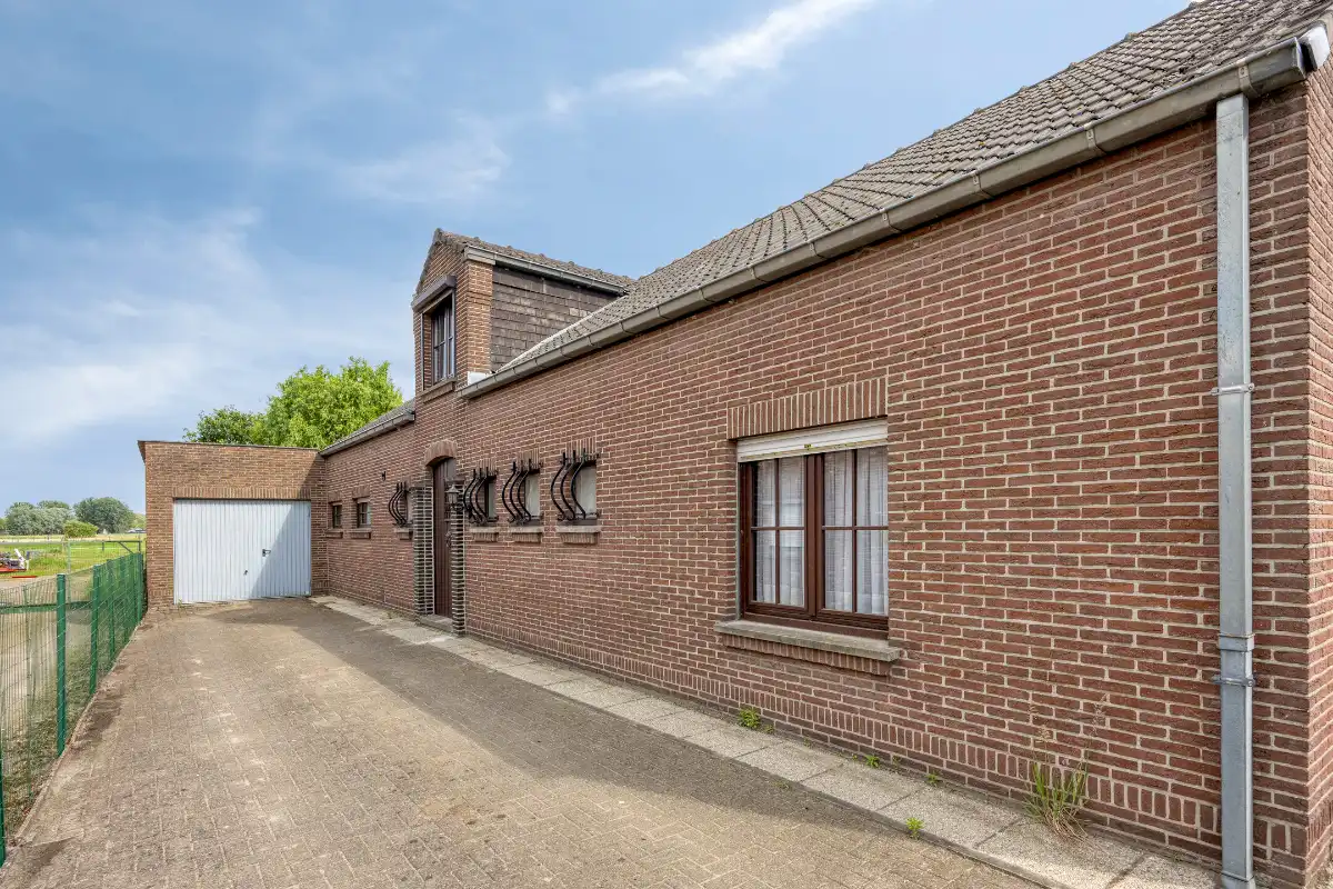 Open bebouwing met ruime tuin en uitzicht op groen foto 3