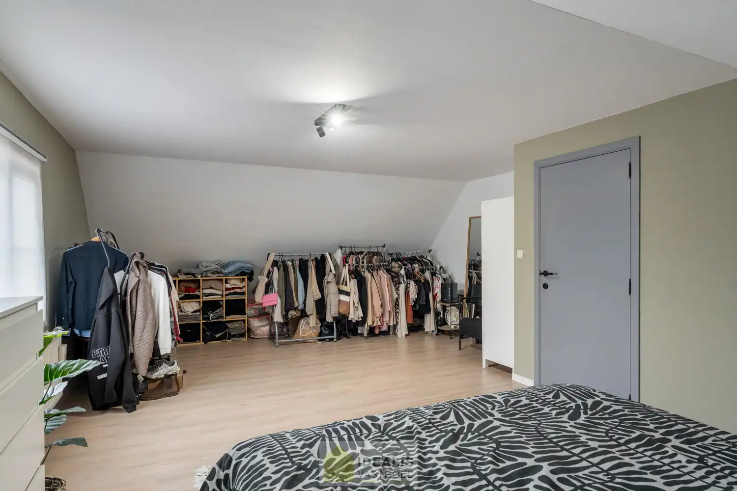 IDEALIS VASTGOED – ZEER RUIME EENGEZINSWONING MET EEN KNAPPE LEEFRUIMTE MET AANSLUITEND OPEN MODERNE KEUKEN, MOMENTEEL 3 SLAAPKAMERS MAAR MOGELIJKHEID TOT 4 SLAAPKAMERS, 2 BADKAMERS, ONDERKELDERD EN VOLLEDIG AANGELEGD MET EEN KNAPPE TUIN EN HEERLIJK OVERDEKT TERRAS OP EEN PERCEEL VAN 5A 63CA! Deze ruime gezinswoning omvat +- 215m² netto bewoonbare oppervlakte met een aangename woonkamer bestaande uit zit-en eetgedeelte, een open moderne keuken, 3 slaapkamers maar mogelijkheid tot 4 slaapkamers en 2 badkamers. Een unieke kans voor kandidaten op zoek naar een ééngezinswoning voorzien van alle faciliteiten en comfort op een fijne locatie in een residentiële wijk tussen de centra van Oudsbergen, Bocholt, Bree en Peer! De huidige eigenaars hebben de woning in 2023 grondig gerenoveerd en o.a. voorzien van vloerverwarming, een warmtepompboiler en 2 lucht-luchtsystemen om te koelen en warmen!! foto 19