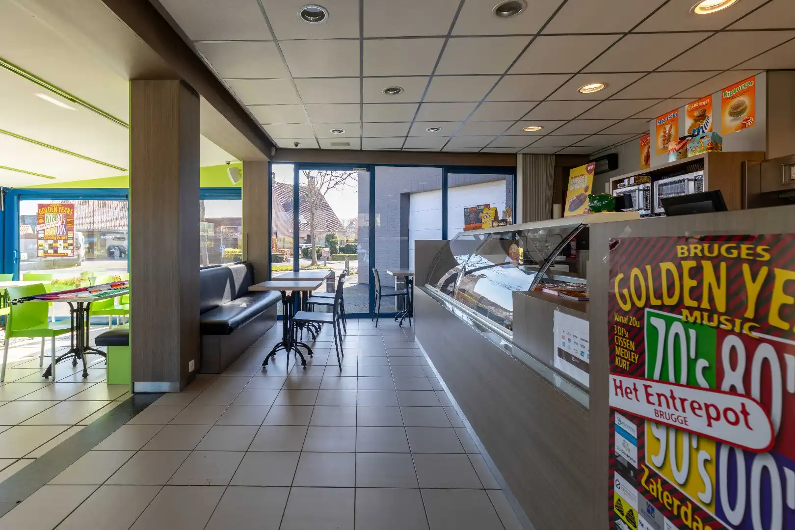 Puur frituur, uiterst goed gelegen met woonst en parking te Sint-Jozef! foto 8