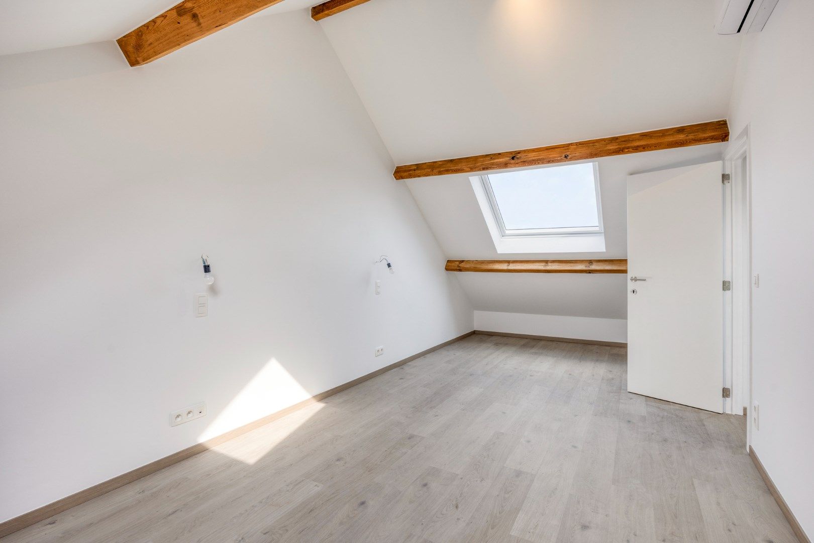 Totaal gerenoveerde en zeer goed gelegen woning op wandelafstand station met 3 ruime slaapkamers en bureauruimte - EPC A (81) kWh/m²  foto 23