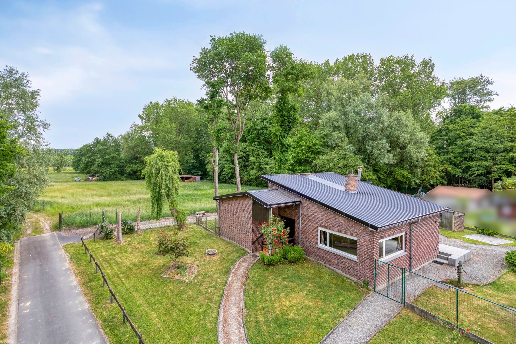 Hoofdfoto van de publicatie: Uniek gelegen bungalow-villa - 4 slpk, tuin en garage (52m²)