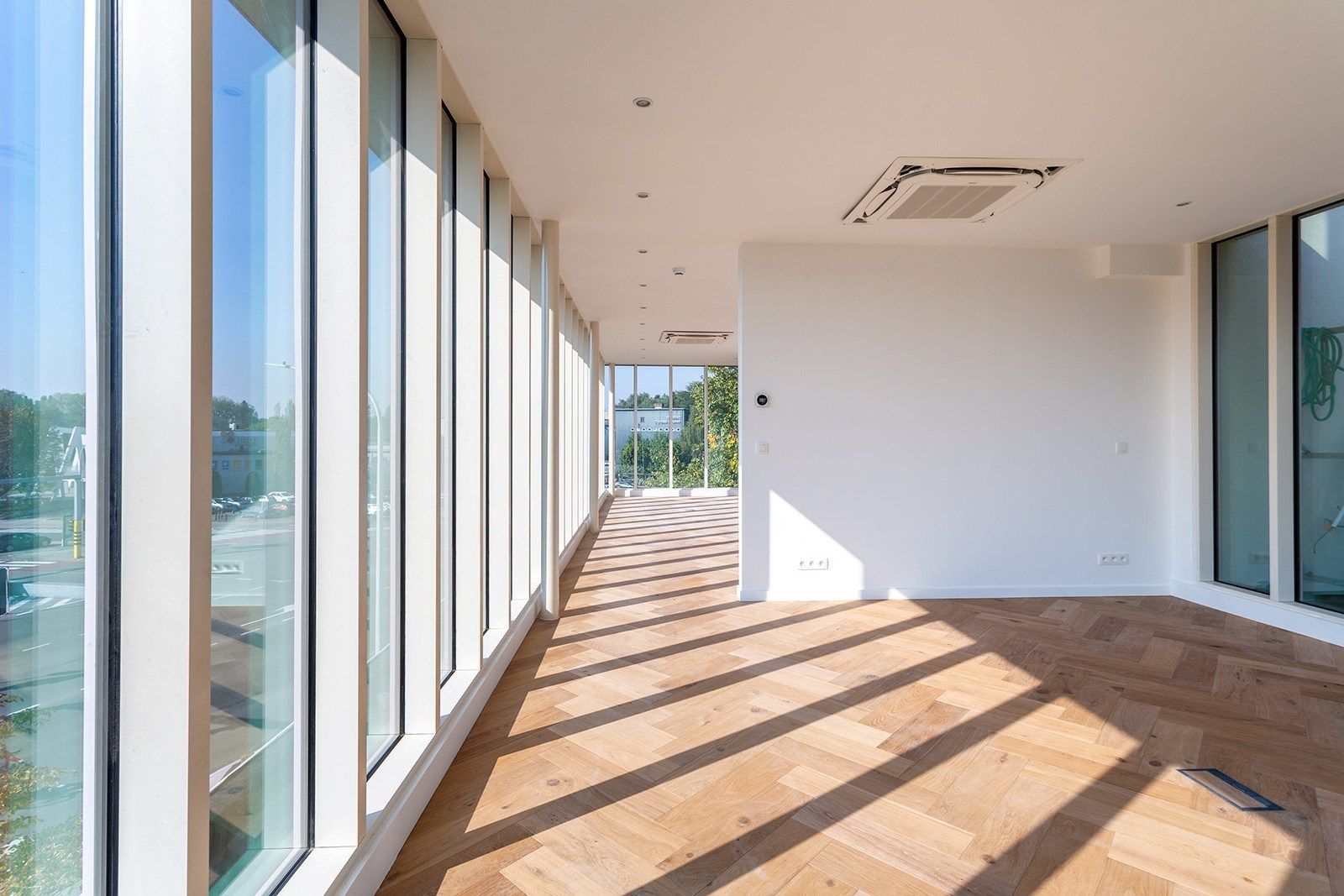 Architecturaal kantoorgebouw op absolute zicht locatie!  foto 20