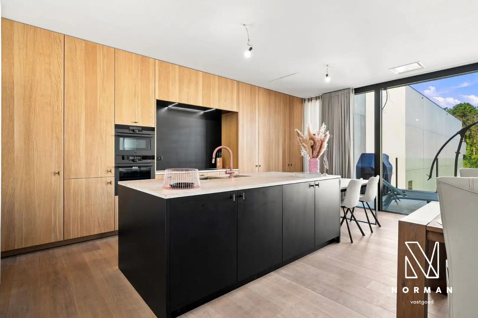 Bedrijfswoning op 1186 m² met luxueuze woonst. foto 4