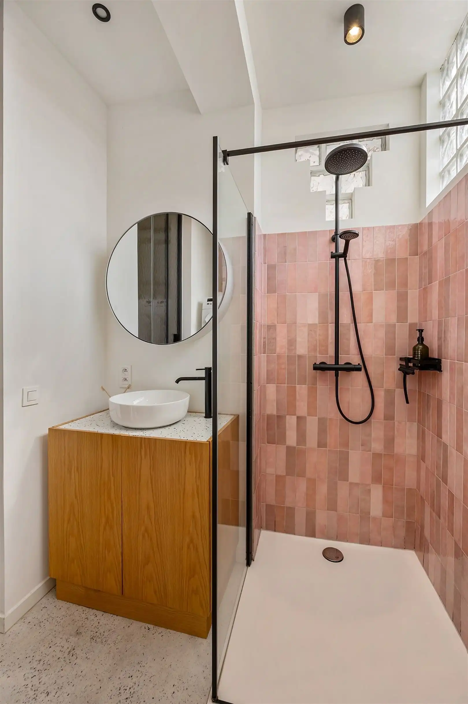 Super tof gerenoveerd appartement met balkon foto 13