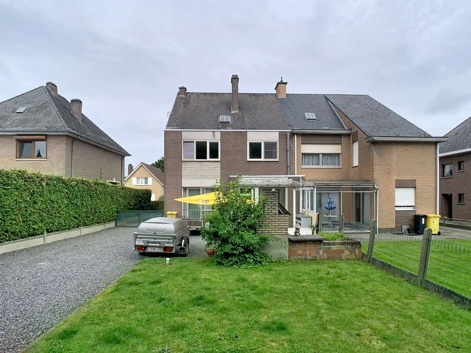 Op te frissen 3-gevel met vrijstaande garage foto 22
