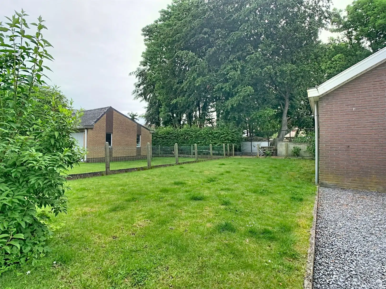 Op te frissen 3-gevel met vrijstaande garage foto 22