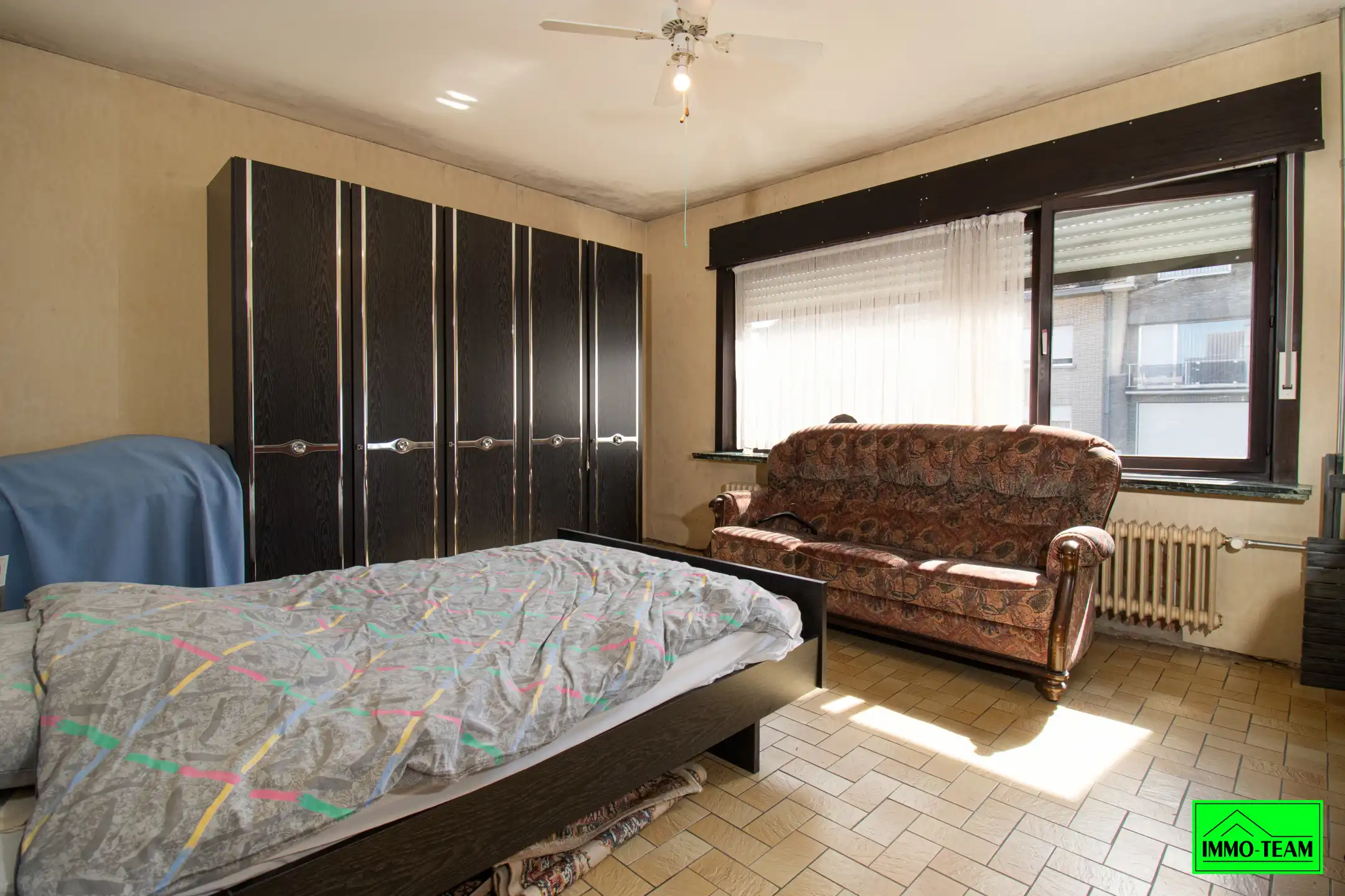 4-gevel woning in residentiële woonwijk foto 9