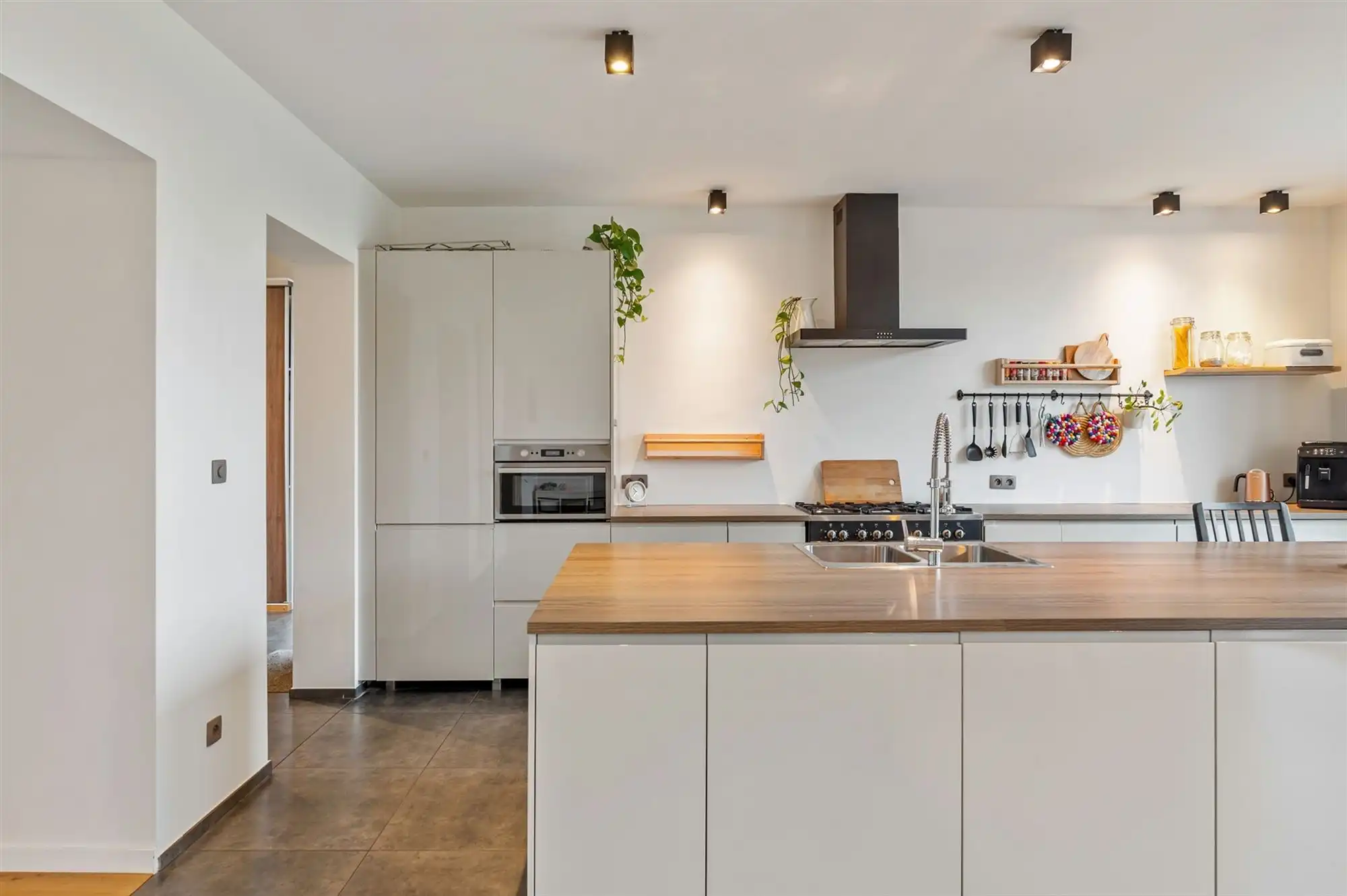 PRACHTIG GERENOVEERDE WONING MET RUIME GARAGE OP IDEALE LIGGING! foto 6