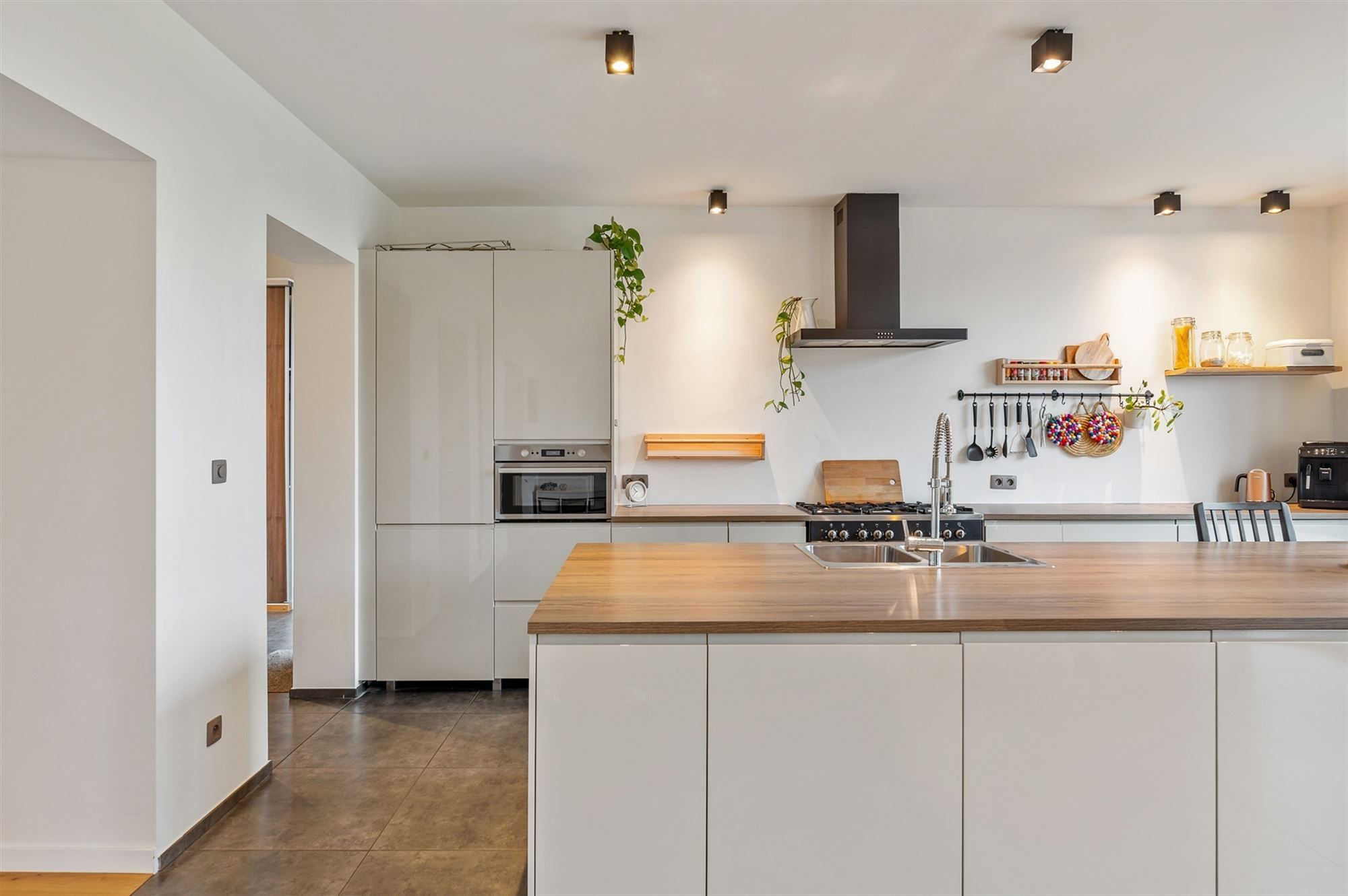 PRACHTIG GERENOVEERDE WONING MET RUIME GARAGE OP IDEALE LIGGING! foto 6