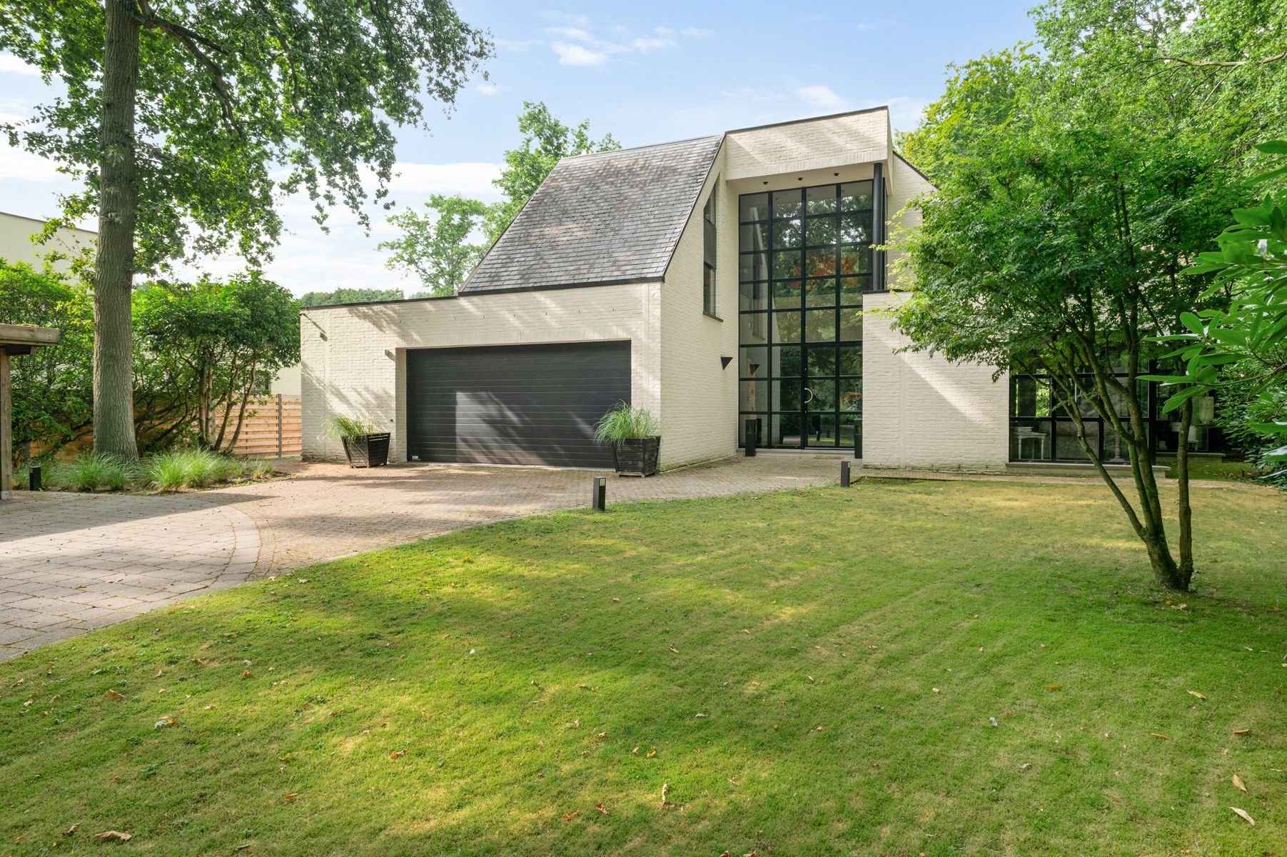 Moderne villa vlakbij het park van Halle Zoersel op 2.933m². foto {{pictureIndex}}