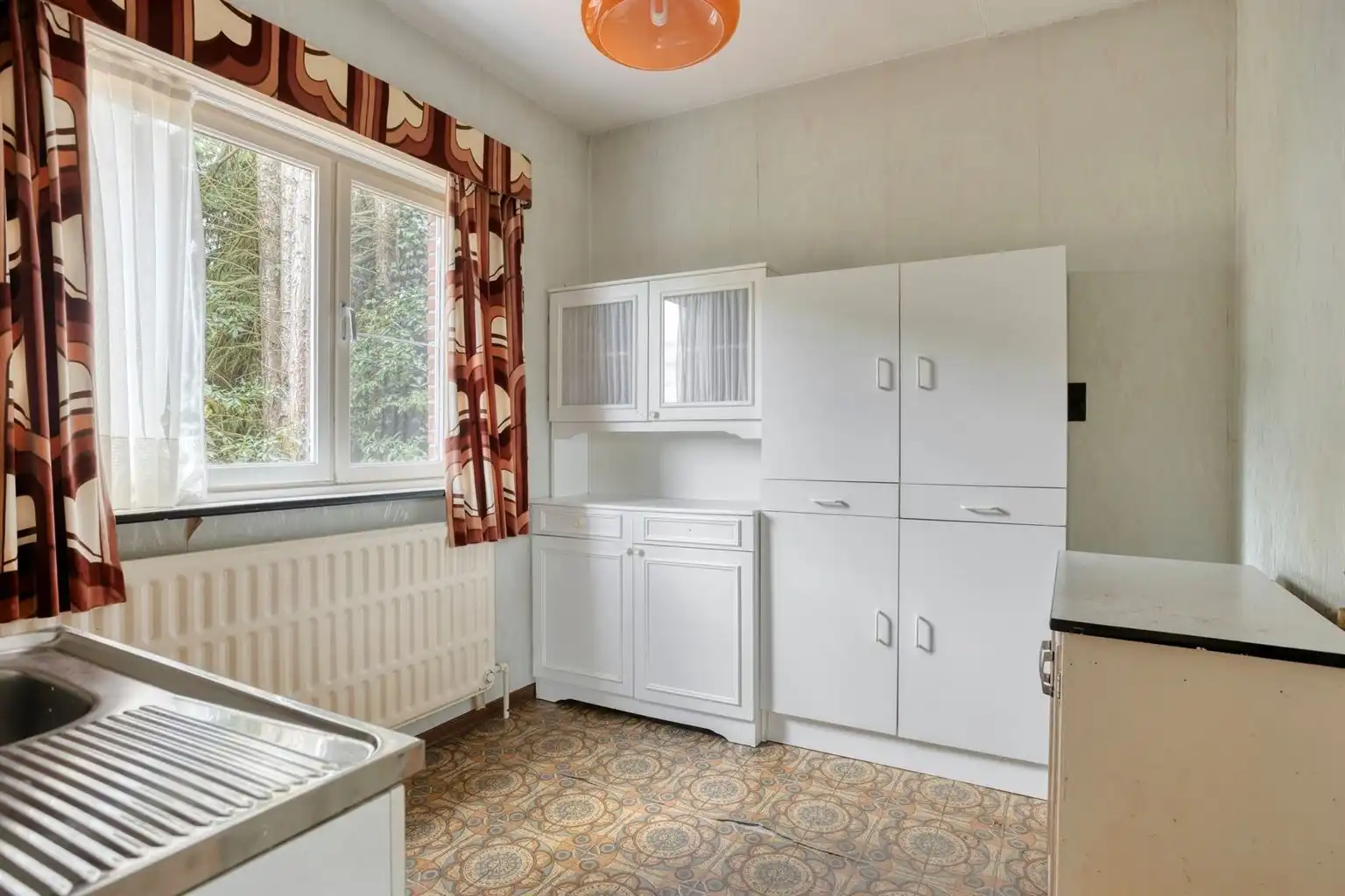 Charmante, gelijkvloerse woning met 3 slaapkamers, vrijstaande garage en uitzonderlijk ruime, zuidgerichte tuin op een prachtig perceel van 21a38ca in Oudsbergen. foto 9