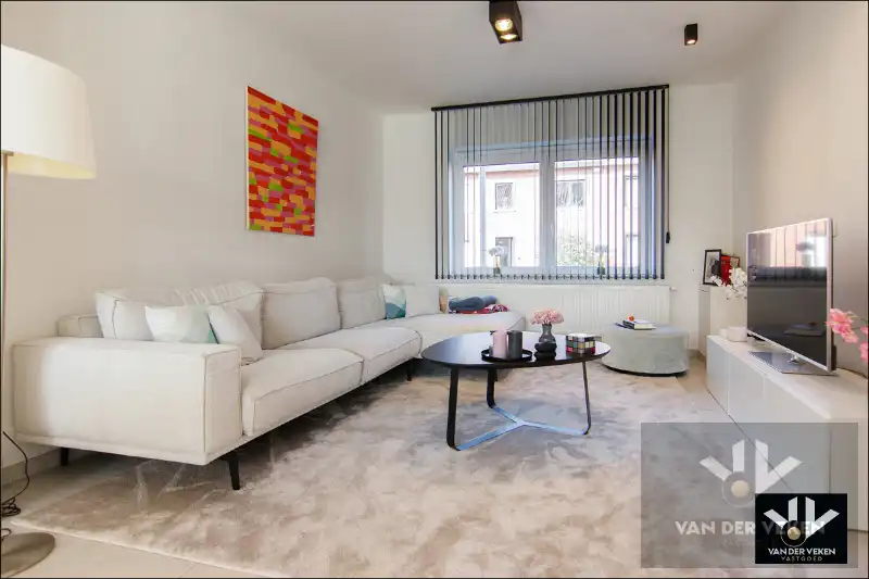 Volledig gerenoveerde en instapklare woning met gezellige stadstuin foto 3