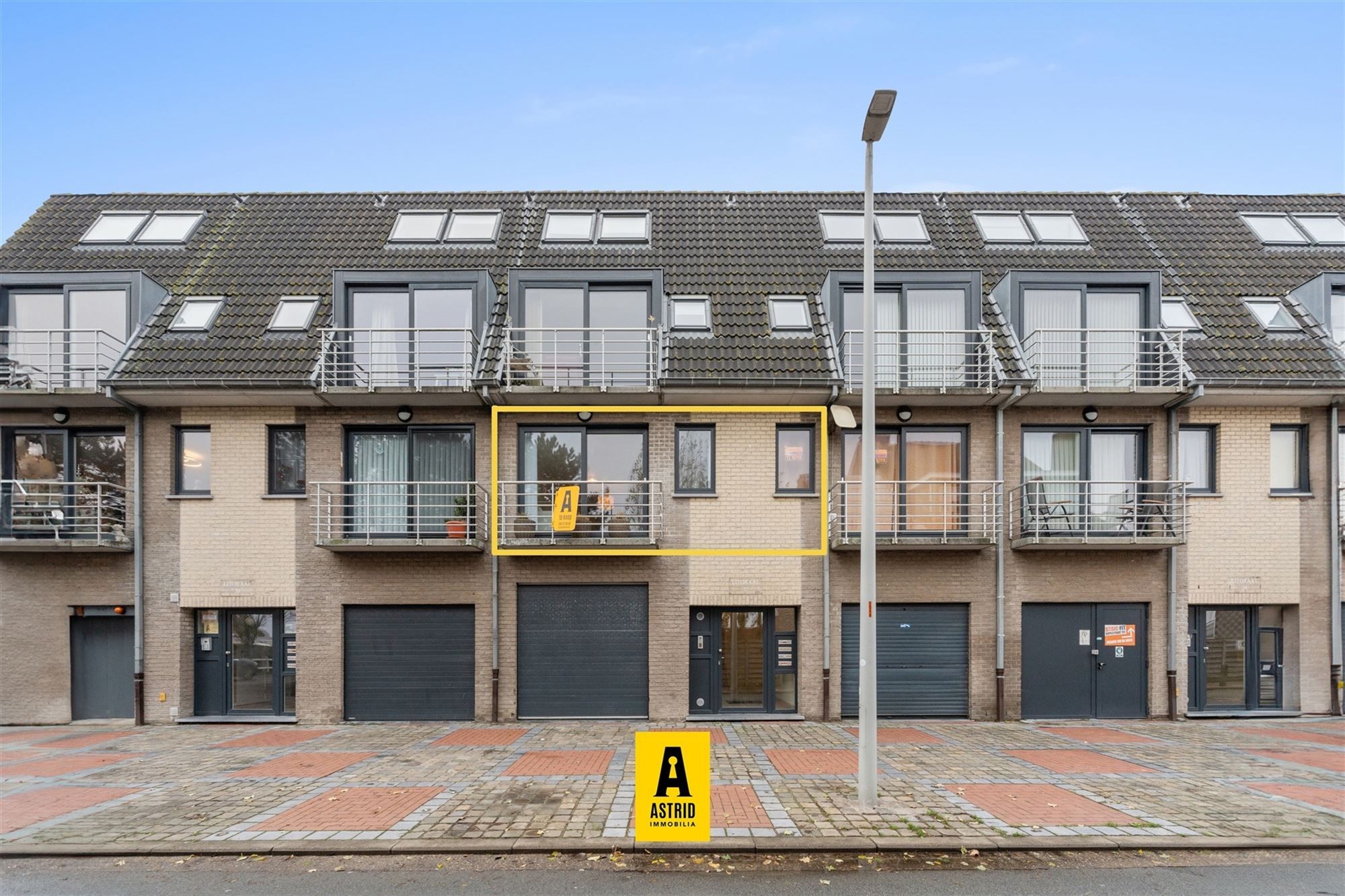 Instapklaar zonnig 2-slaapkamerappartement en garage in Bredene foto {{pictureIndex}}